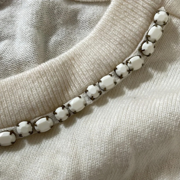 Classic Pinup Sweater Bow Embellishment - Picture 7 of 7